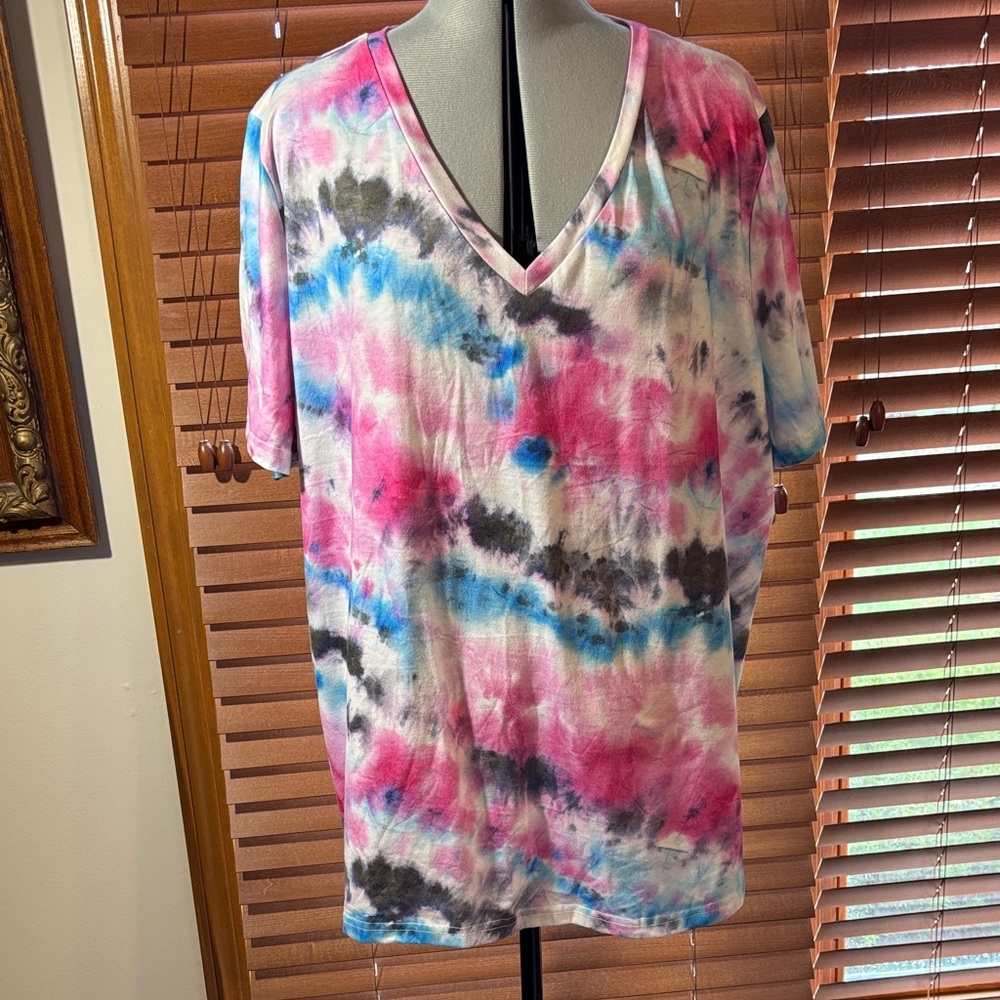 Vibrant Pink, Blue, Black, and White ❤️Tie-Dye V-Neck Women's Top Size 4XL